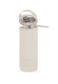 Beige cylindrisk fodral med en slät tygutsida, dragkedjestängning och silverfärgad isolerad insida. Har en varumärkesetikett på botten.
