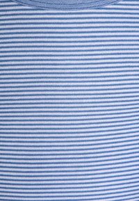 Stripete tekstil med vekslende lyseblå og hvite horisontale linjer, med en glatt tekstur og ribbet overflate.