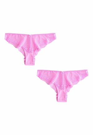 Dwa różowe damskie bikini z koronką, ozdobione małymi kokardkami z przodu na pasku, na białym tle.