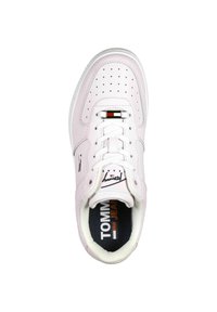 Różowy i biały sneaker z perforowanym czubkiem, wyściełanym kołnierzem i gumową podeszwą. Posiada logo marki na języku i bocznej części.