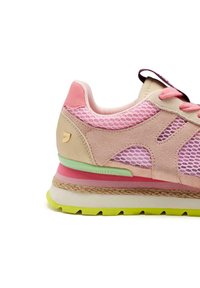 Sneaker in suede rosa chiaro con accenti in rete, suola multicolore stratificata in verde, rosa e beige, con finitura testurizzata e dettaglio del logo.