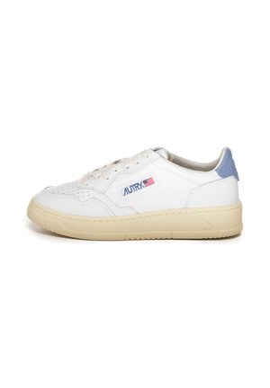 Sneakers bianchi in pelle con punta perforata, dettagli azzurri chiari, suola spessa color crema e logo ricamato di lato. Design atletico classico.