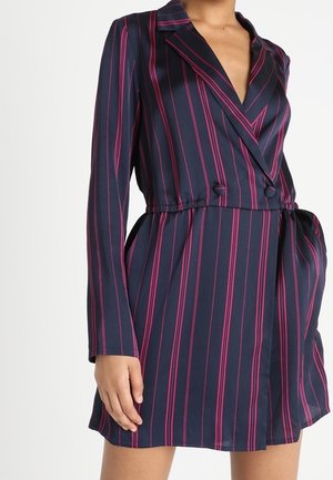 Marineblaues Wickelkleid aus glattem Stoff mit rosa vertikalen Streifen. Es verfügt über einen Schalkragen, lange Ärmel und eine gebundene Taillenverzierung.