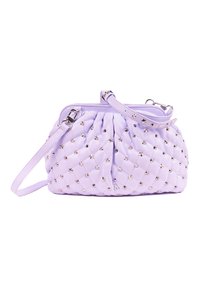 Borsa a tracolla lilla trapuntata con borchie a forma di stella argentate, caratterizzata da un design arricciato e una tracolla rimovibile per opzioni di trasporto versatili.
