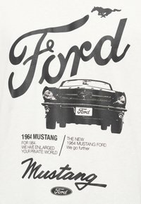 Μαύρο-άσπρο γραφικό με εμπρόσθια όψη ενός Ford Mustang του 1964 με λογότυπα Ford και προωθητικό κείμενο σε λευκό φόντο.