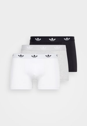 Drei Paar Boxershorts: eine weiße, eine hellgraue und eine schwarze. Alle haben elastische Taillenbänder mit einem wiederholten schwarzen Adidas-Logo.