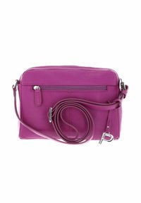 Sac en cuir violet à bandoulière avec poche zippée à l'avant, bandoulière réglable enroulée à l'avant, et quincaillerie en métal argenté avec charme de marque.