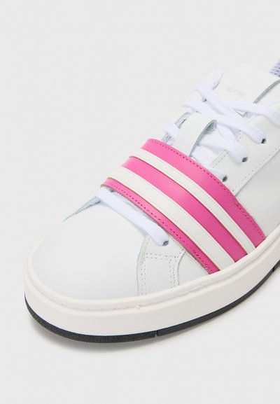 Weiße Sneaker mit rosa und weißen gestreiften Akzenten, strukturiertem Leder, runder Zehenpartie und weißen Schnürsenkeln. Verfügt über eine schwarze Gummisohle für besseren Halt.