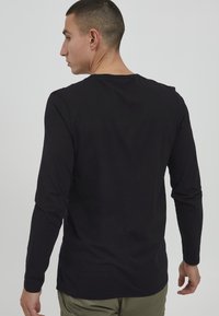11 Project PRBledion - Topper langermet - black