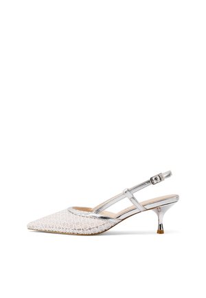 Décolleté slingback bianca in rete con punta a punta, rifinita con bordatura argento e tacco kitten metallico basso, su sfondo bianco.