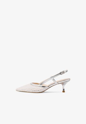 Décolleté slingback bianca in rete con punta a punta, rifinita con bordatura argento e tacco kitten metallico basso, su sfondo bianco.