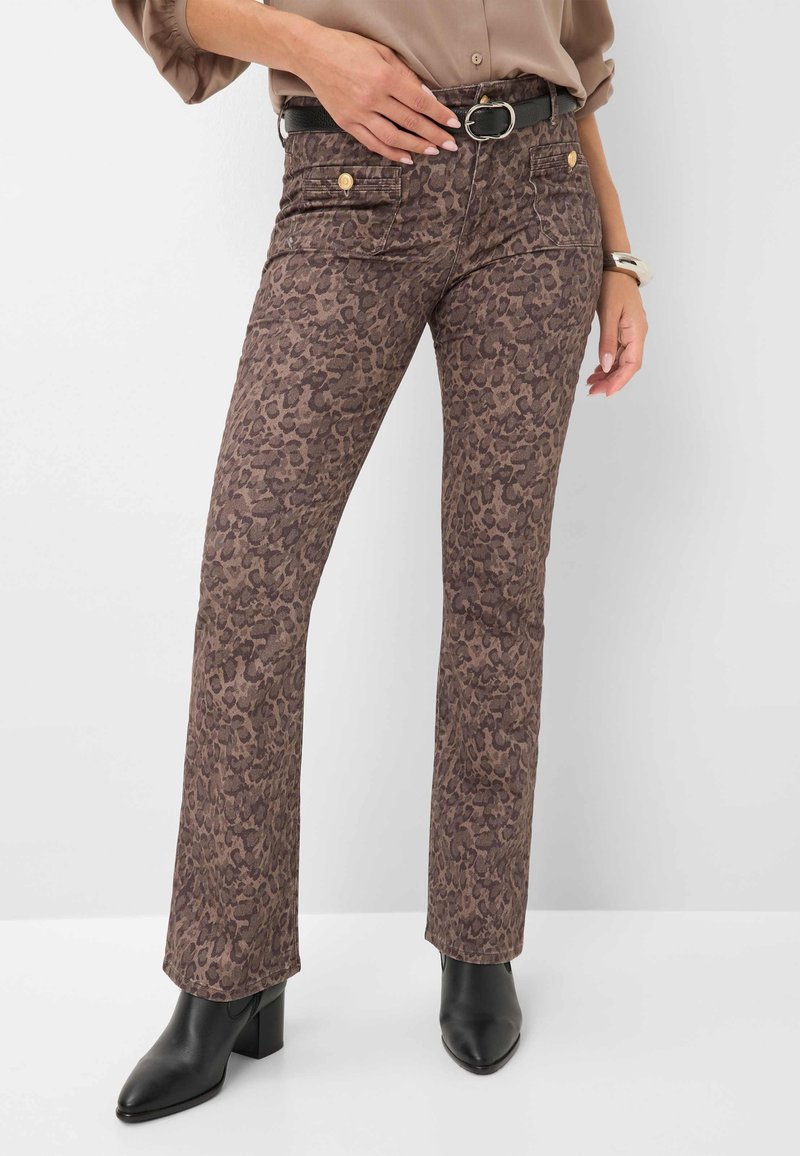Bruine broek met luipaardprint in slim-fit, met zakdetails en een riem. Gemaakt met zwarte haklaarzen tot de enkel.