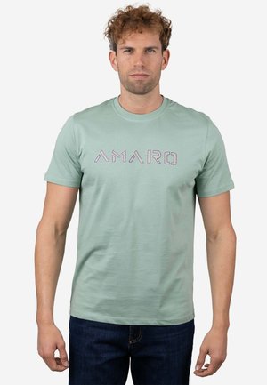 Camiseta de algodón verde claro con cuello redondo y mangas cortas, con la palabra "AMARO" en letras de color contrastante en el pecho.