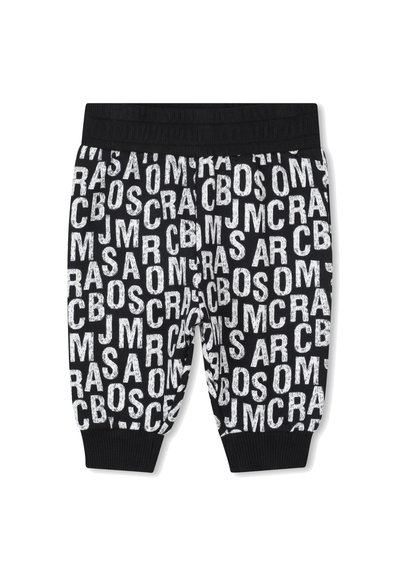 Pantaloni corti neri in cotone con motivi textuali bianchi, dotati di un cinturino e polsini a costine, progettati per comfort e abbigliamento informale.