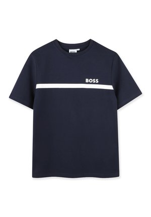 T-shirt bleu marine à manches courtes avec une bande horizontale blanche sur la poitrine et le logo "BOSS" au-dessus de la bande sur le côté gauche.