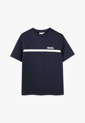 Marineblauw T-shirt met korte mouwen, met een witte horizontale streep over de borst en het "BOSS"-logo boven de streep aan de linkerkant.