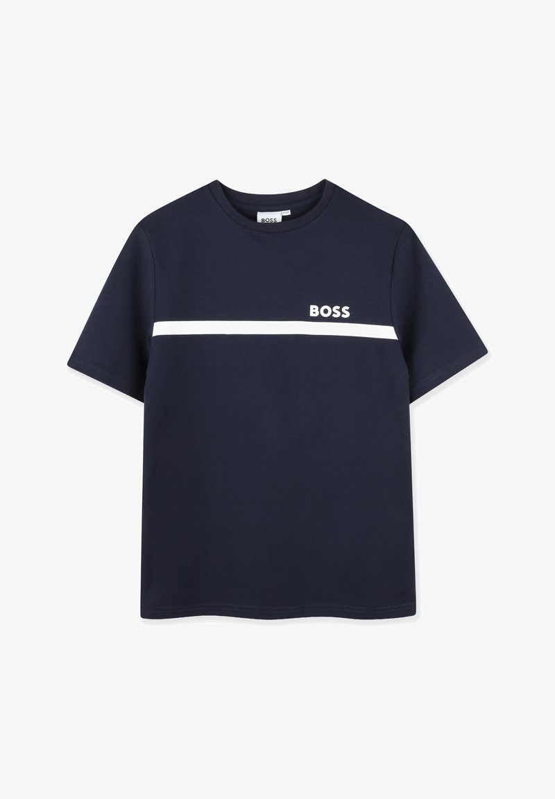 T-shirt bleu marine à manches courtes avec une bande horizontale blanche sur la poitrine et le logo "BOSS" au-dessus de la bande sur le côté gauche.