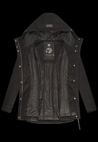 Černá zateplená bunda s kapucí, s hladkým vnějším materiálem, vzorovanou podšívkou a visačkou uvnitř. Zapínání na zip a patentky.