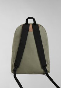 Zaino in tessuto verde con spallacci neri e un accento in pelle marrone sulla parte superiore. Presenta un design semplice e arrotondato con tasche laterali.