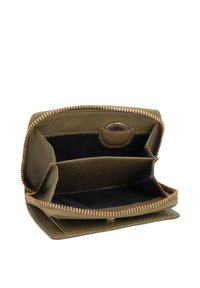 Olivgrüne Lederbrieftasche geöffnet, zeigt mehrere Fächer und einen goldenen Reißverschluss auf weißem Hintergrund.