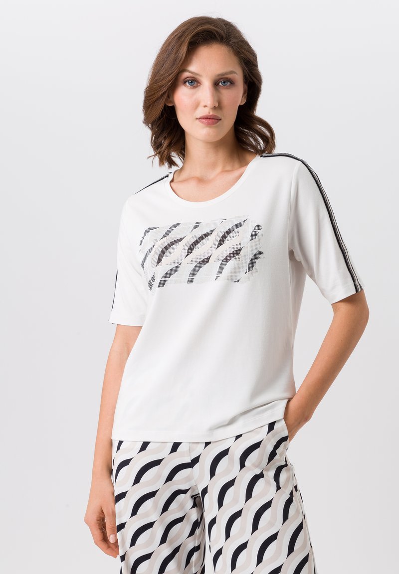 Witte t-shirt met korte mouwen en een grafische print in zwart en grijs, met contrasterende zwarte strepen langs de schouders.
