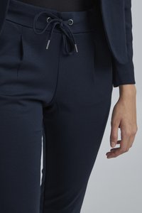 Navy-hosen aus glattem Stoff, mit einem Kordelzugbund, Falten und einer taillierten Passform. Akzentbeschläge in silbernen Tönen.