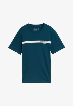 Camiseta de manga corta en color azul verdoso, hecha de algodón. Presenta una franja horizontal blanca con el texto impreso "DENIM TOM TAILOR EST. 2007" en la parte frontal.