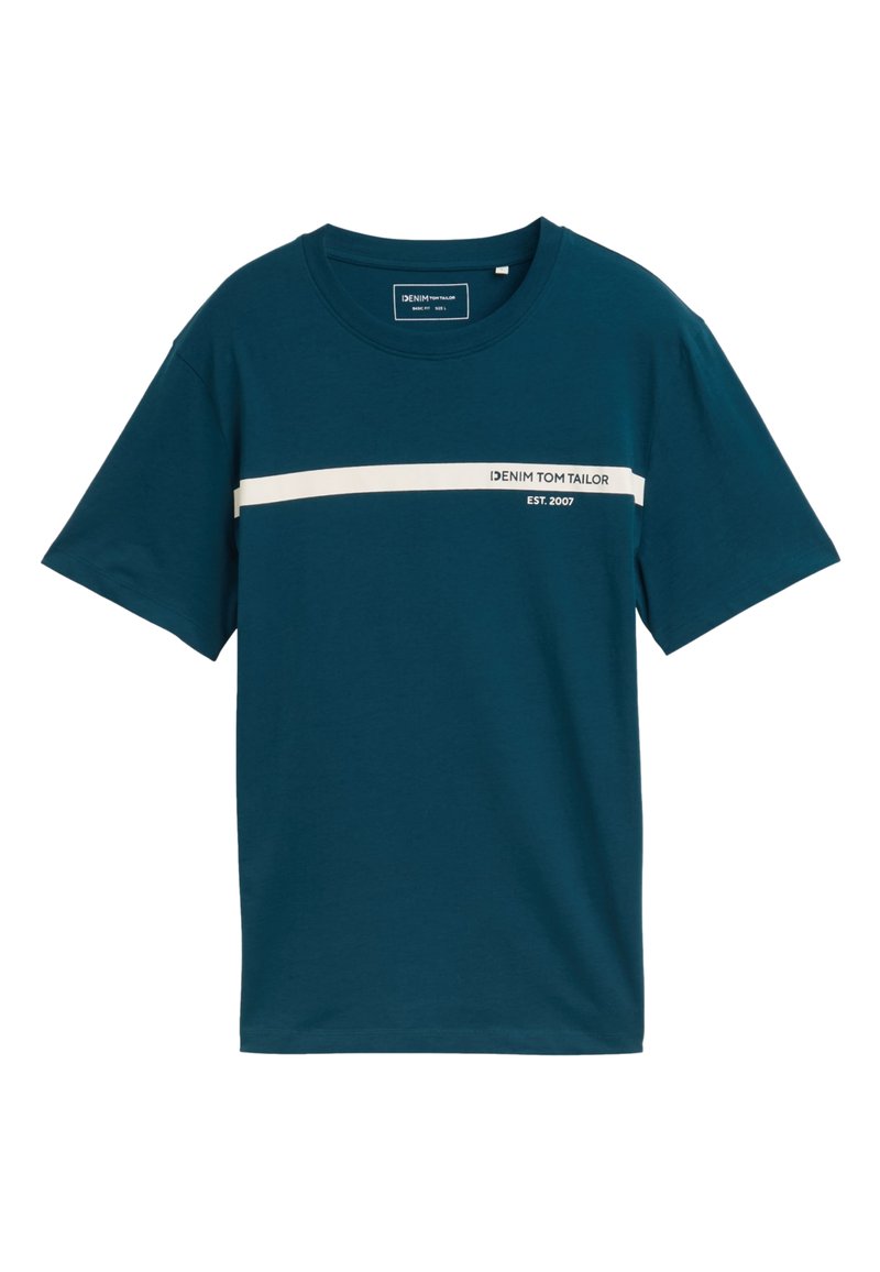 Teal kortærmet T-shirt lavet af bomuld. Har en hvid vandret stribe med trykt tekst "DENIM TOM TAILOR EST. 2007" på forsiden.