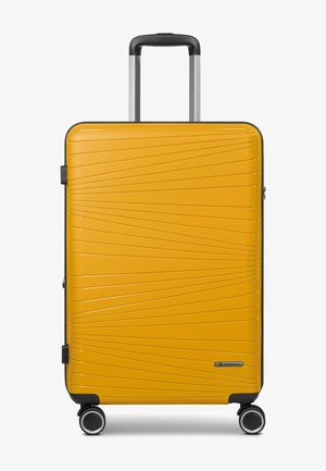 Gele hardcase koffer met zwarte accenten, getextureerde diagonale lijnen, vier zwenkwielen en een uitgeschoven telescopisch handvat.