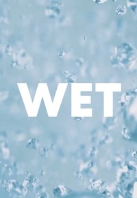 Gocce d'acqua sospese su uno sfondo blu chiaro con la parola "BAGNATO" in grandi lettere bianche e in grassetto. Messa a fuoco chiara e nitida su testo e gocce.