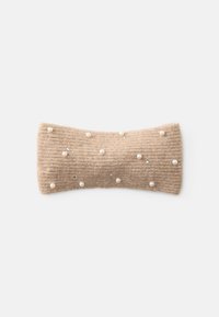 Accesoriu de păr tricotat, de culoare bej, cu o formă curbată, decorat cu perle albe și accente argintii, având o suprafață texturată.