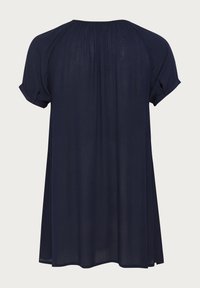 Top blu navy a maniche corte con vestibilità morbida, caratterizzato da una spalla arricciata, maniche con risvolto e tessuto leggero.