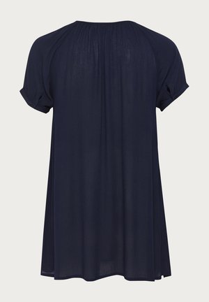 Mørkeblå top med korte ærmer og afslappet pasform, der har en samlet bagside, oprullede ærmer og letvægtsstof.