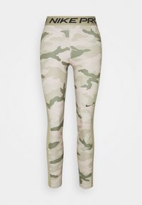 Leggings con motivo mimetico in verde chiaro e beige, con una fascia in nero "NIKE PRO". Realizzati in materiale elastico e morbido per il massimo comfort.