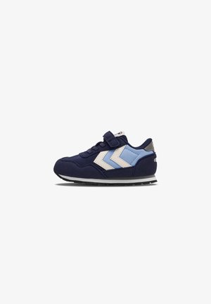 Mørkeblå børnesneaker med lyseblå og hvide chevronstriber og velcrolukning på hvid baggrund.
