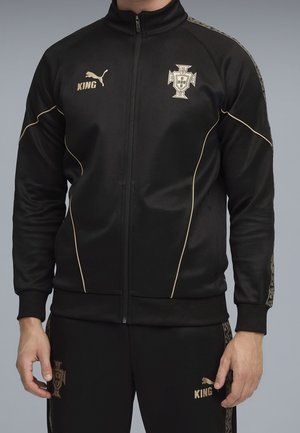 Survêtement de sport noir avec logo Puma doré, texte "KING" et écusson de football du Portugal sur la veste et le pantalon assorti.
