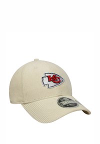 Beige Corduroy-Baseballmütze mit einem gebogenen Schirm. Auf der Vorderseite befindet sich ein gesticktes rotes und weißes Kansas City Chiefs-Logo.