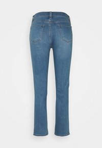 Jeans de denim azul con un corte de pierna recta, diseño de cinco bolsillos y un lavado desvaído. Presentan una cinturilla resistente y un ajuste de altura media.