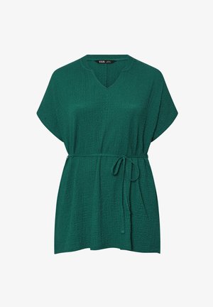 Vihreä teksturoitu lyhythihainen paita, jossa on V-pääntie ja kangasvyö vyötäröllä. Rennon istuvuuden omaava oikein hienovarainen kuosi, valmistettu kevyestä materiaalista.