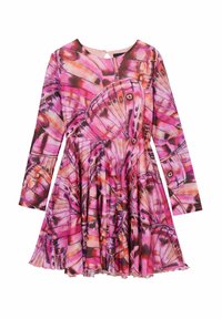Różowa sukienka z długim rękawem, z nadrukiem motyli, plisowanym dołem, okrągłym dekoltem i zapięciem na zamek z tyłu. Gładki materiał w intensywnych kolorach.