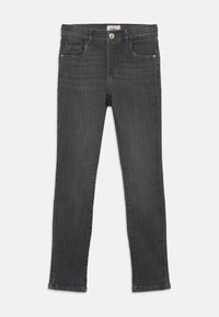 Jeans de denim cinza escuro com um corte justo, apresentando fecho de zip, fecho de botão, cinco bolsos e um desbotado subtil no tecido.