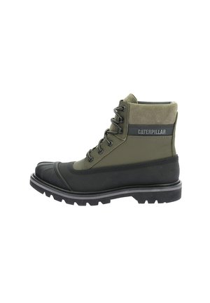 Bottines étanches vertes avec un bout et une semelle en caoutchouc noir, dotées d'œillets en métal, de lacets et d'une patte de logo sur le côté.