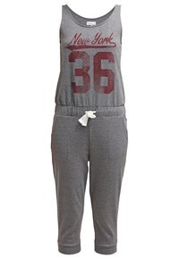 Tuta grigia senza maniche con scollo rotondo, impreziosita dalla scritta "New York 36" in rosso scuro. Vita elastica, coulisse bianca regolabile e gambe corte.