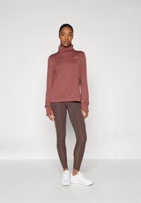 Nike Performance THERMA-FIT SWIFT - Top dugih rukava - red sepia/reflective silver