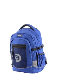 Mochila de tela azul con acentos negros, bolsillo de malla en el frente, logo, bolsillos laterales, respaldo acolchado y correas ajustables.