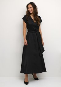 Schwarzes Wickelkleid mit kurzen Ärmeln, einem Bindegürtel in der Taille und einem bodenlangen Rock, der eine glatte Textur und eine elegante Silhouette aufweist.