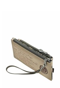 Cartera beige con dos compartimentos con cremallera, superficie texturizada que presenta notas escritas a mano y una correa para la muñeca. Incluye acentos de hardware plateado.