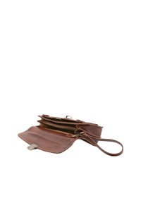 Portafoglio in pelle marrone con più scomparti, chiusura a zip e tracolla. Texture liscia con una leggera lucentezza.