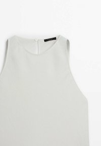 Top senza maniche grigio chiaro con scollatura rotonda, chiusura a bottoni sul retro, texture liscia e design minimalista.