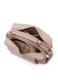 Borsa in pelle rosa chiaro con due scomparti con zip, dettagli in hardware dorato, esterno texturizzato e foderatura interna liscia.